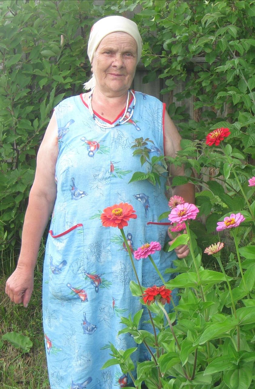 Женщина в саду среди цветов