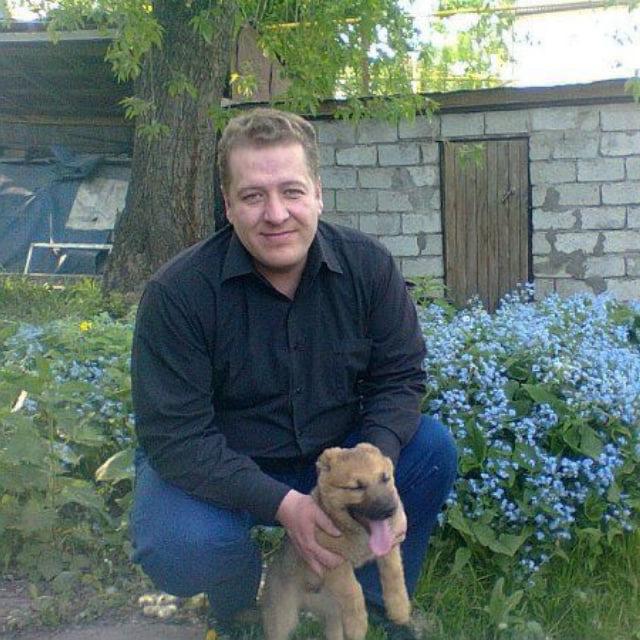 Мишаня во дворе со щенком